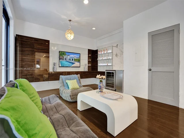 820 SE 8th St, Fort Lauderdale FL 33316