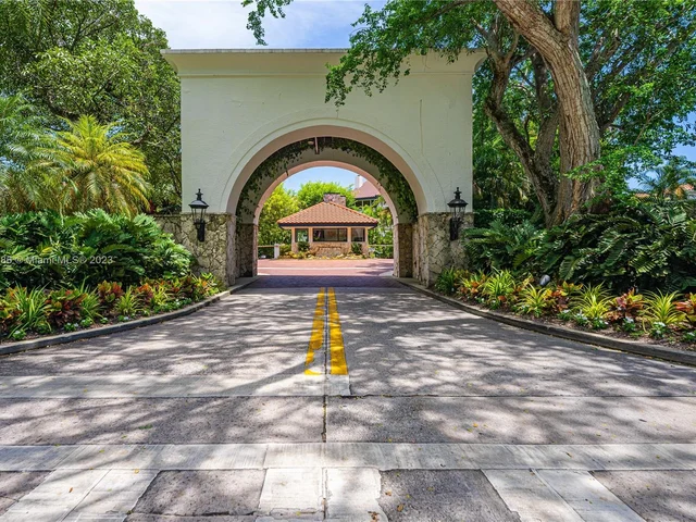 2000 S Bayshore Dr # 43, Miami FL 33133