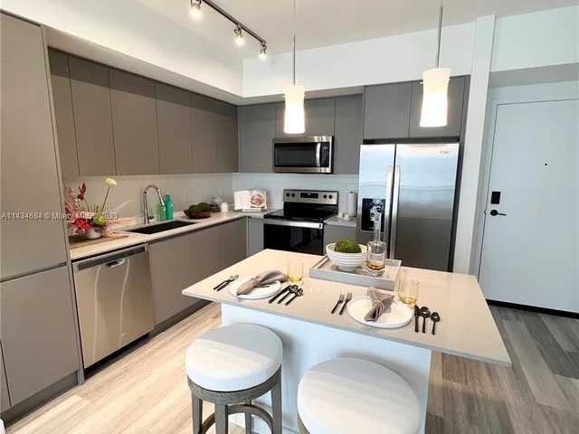 401 Hialeah Dr # 701, Hialeah FL 33010