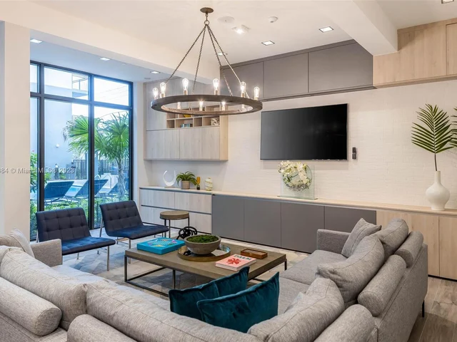 401 Hialeah Dr # 701, Hialeah FL 33010