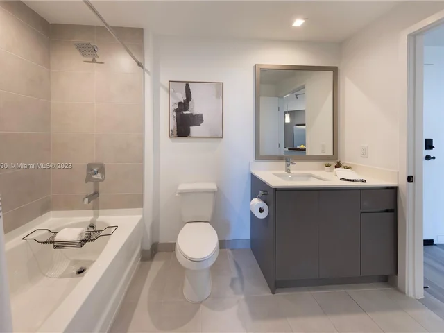 401 Hialeah Dr # 811, Hialeah FL 33010