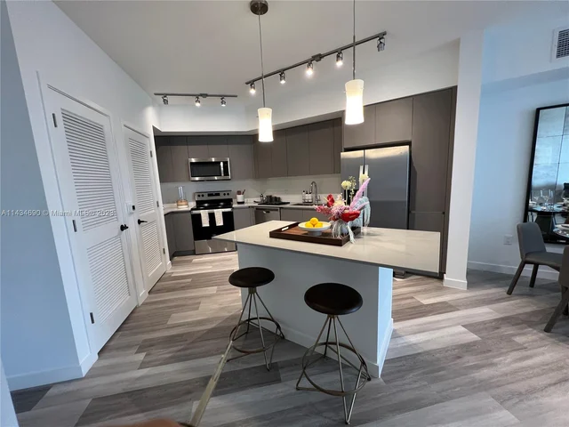 401 Hialeah Dr # 811, Hialeah FL 33010