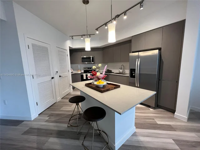 401 Hialeah Dr # 811, Hialeah FL 33010