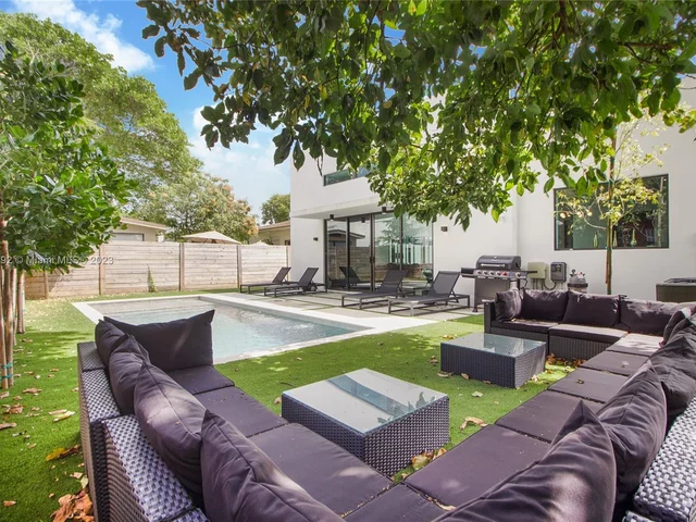 277 NW 43rd St, Miami FL 33127