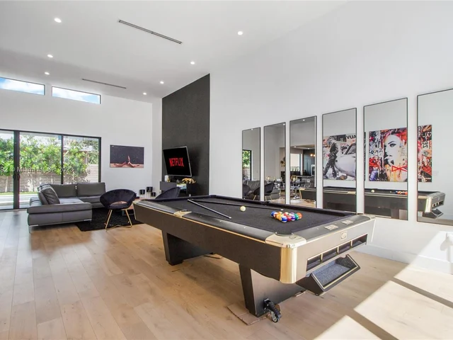 277 NW 43rd St, Miami FL 33127