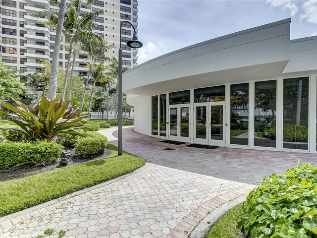 2500 Parkview Dr # 820, Hallandale Beach FL 33009