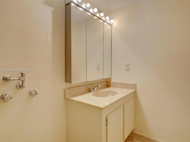 2500 Parkview Dr # 820, Hallandale Beach FL 33009