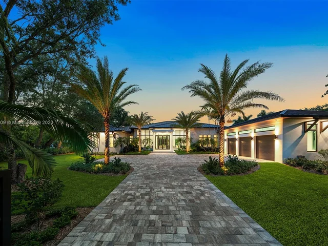 10860 SW 67th CT, Pinecrest FL 33156