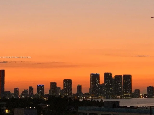 10 Venetian Way # 902, Miami Beach FL 33139