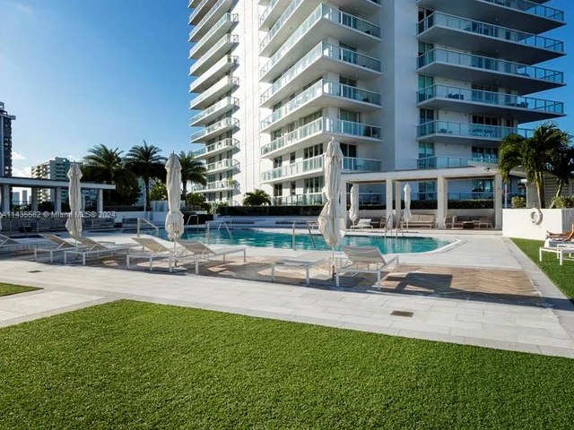 10 Venetian Way # 902, Miami Beach FL 33139