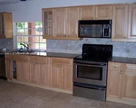 8200 SW 164th St, Palmetto Bay FL 33157