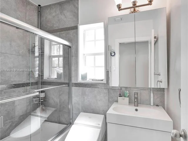 73 NE 48th St, Miami FL 33137