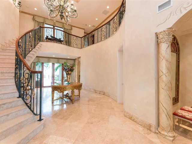 5655 Pine Tree Dr, Miami Beach FL 33140