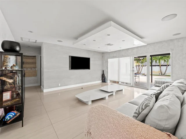 2120 NE 208th St, Miami FL 33179