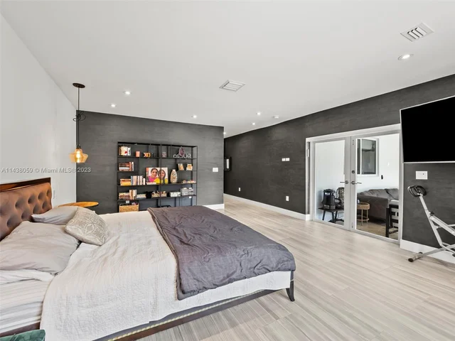 2120 NE 208th St, Miami FL 33179