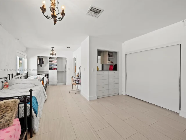 2120 NE 208th St, Miami FL 33179