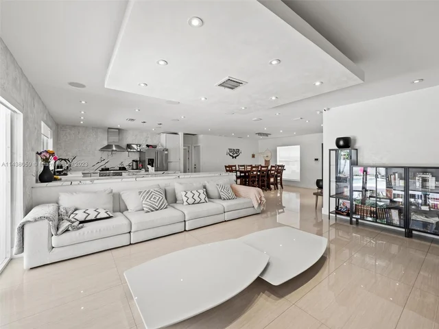 2120 NE 208th St, Miami FL 33179