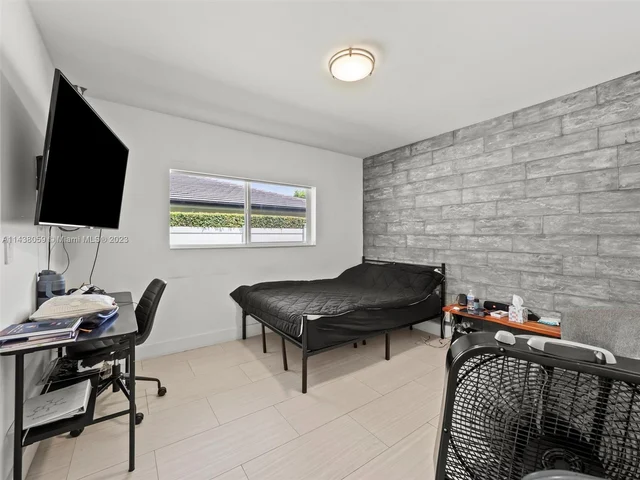 2120 NE 208th St, Miami FL 33179