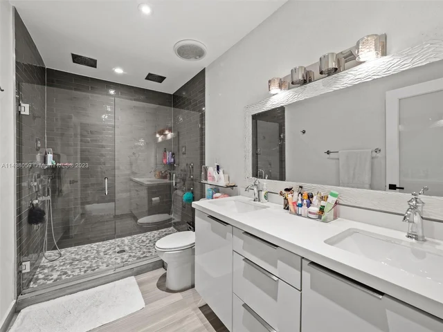 2120 NE 208th St, Miami FL 33179