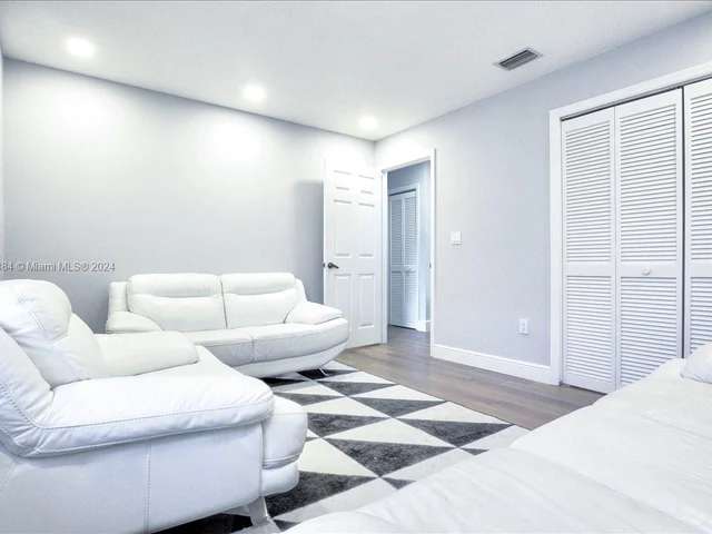 5163 NW 106th Ave, Doral FL 33178