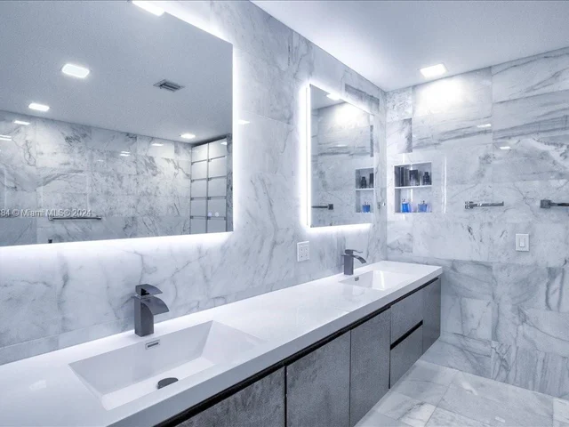 5163 NW 106th Ave, Doral FL 33178