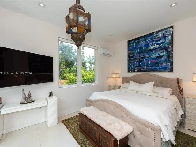 5828 Pine Tree Dr, Miami Beach FL 33140