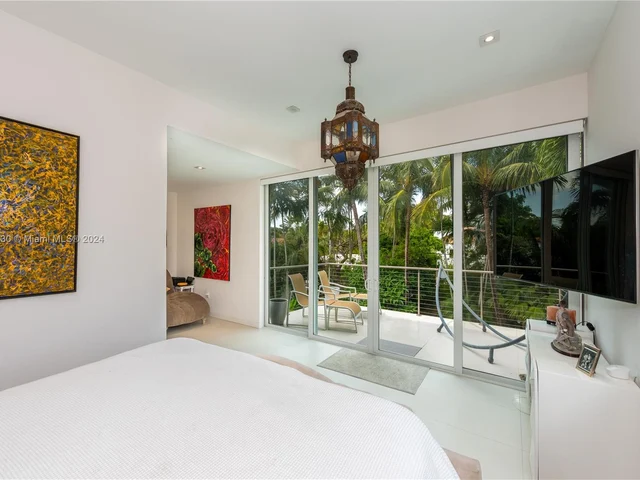 5828 Pine Tree Dr, Miami Beach FL 33140