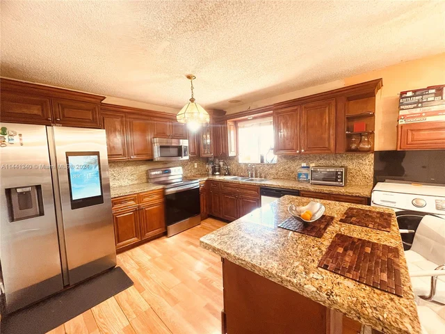 3530 W 72nd St, Hialeah FL 33018