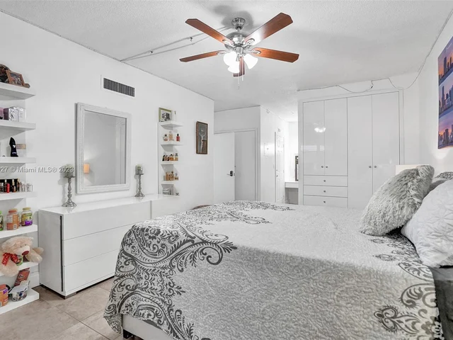 231 174th St # 16, Sunny Isles Beach FL 33160