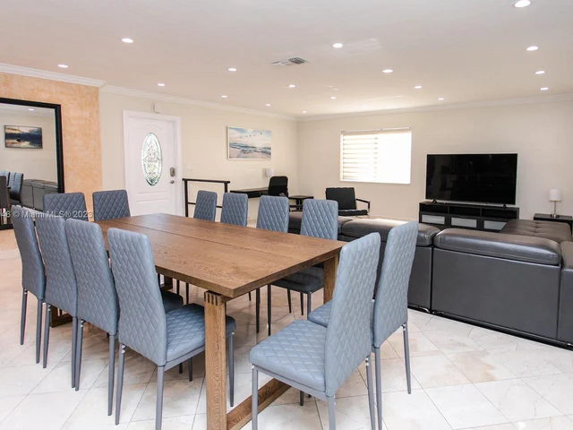 1045 Hollywood Blvd, Hollywood FL 33019