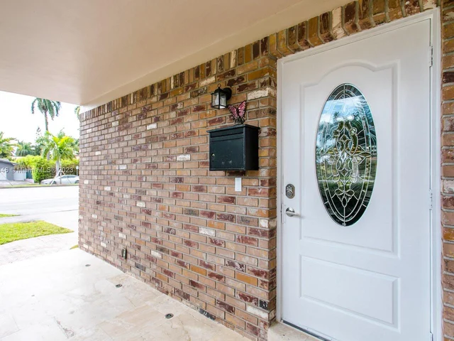 1045 Hollywood Blvd, Hollywood FL 33019