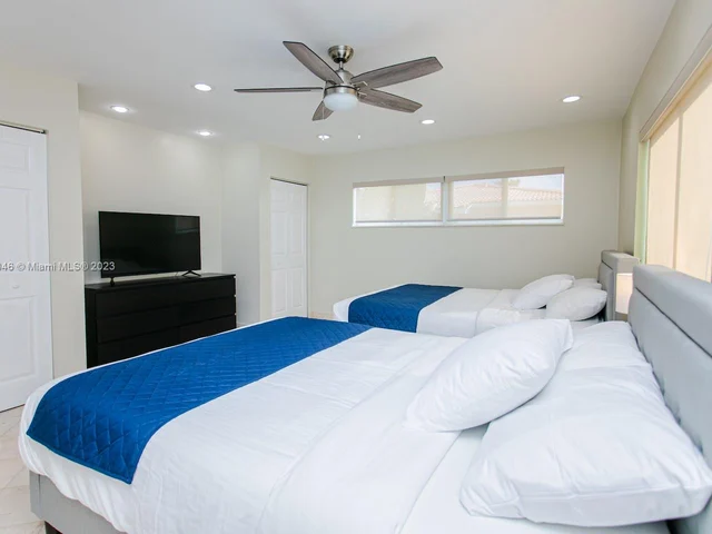 1045 Hollywood Blvd, Hollywood FL 33019