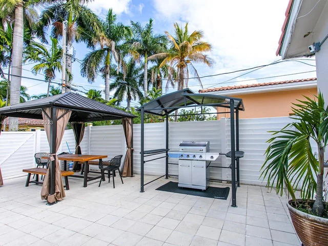 1045 Hollywood Blvd, Hollywood FL 33019