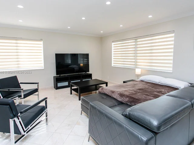 1045 Hollywood Blvd, Hollywood FL 33019