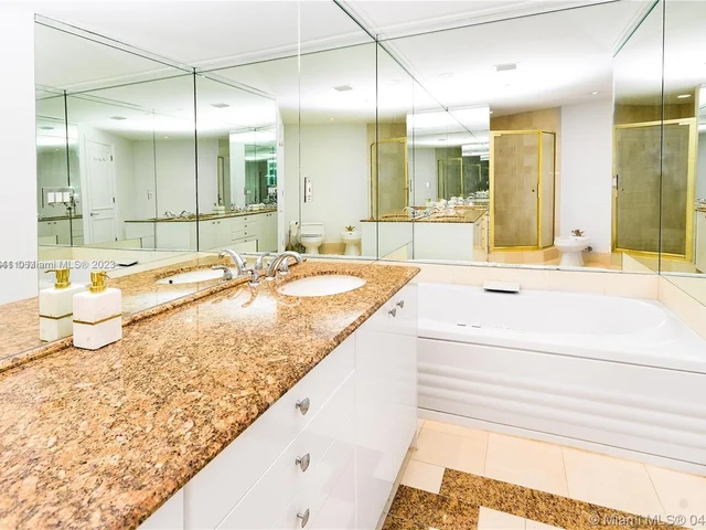 300 S Pointe Dr # 909, Miami Beach FL 33139