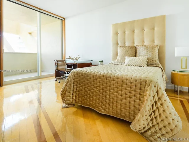 300 S Pointe Dr # 909, Miami Beach FL 33139