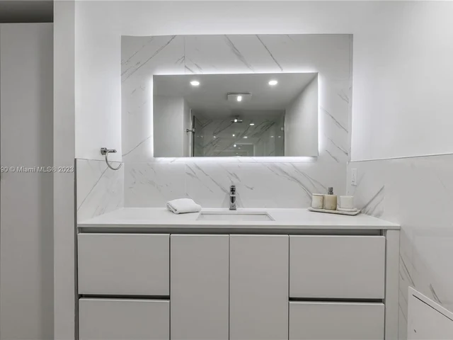 2301 Collins Ave # 318, Miami Beach FL 33139