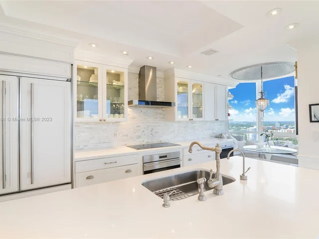 1000 W Island Blvd, Aventura FL 33160