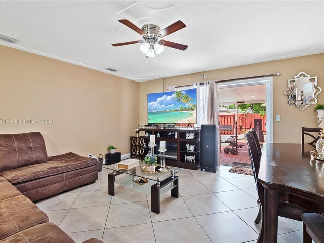 425 SW 64th Ter, Margate FL 33068