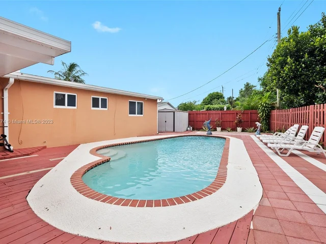 425 SW 64th Ter, Margate FL 33068