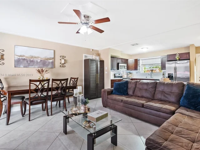 425 SW 64th Ter, Margate FL 33068