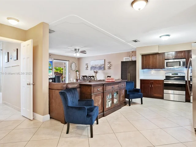 425 SW 64th Ter, Margate FL 33068