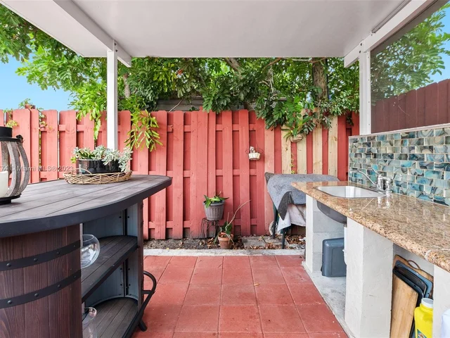 425 SW 64th Ter, Margate FL 33068