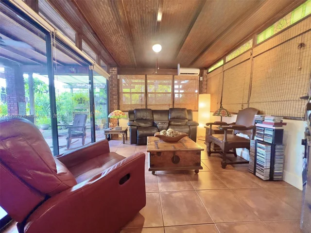 11370 SW 118th St, Miami FL 33176