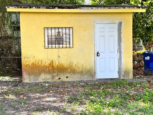 1366 NW 75th St, Miami FL 33147