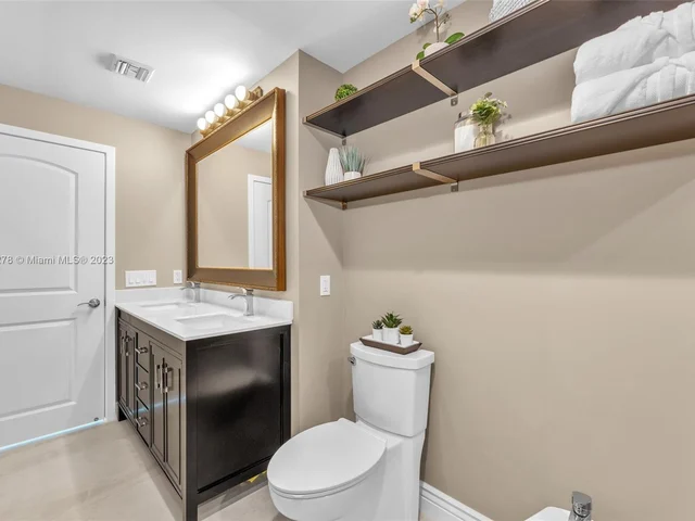 888 Biscayne Blvd # 4111, Miami FL 33132