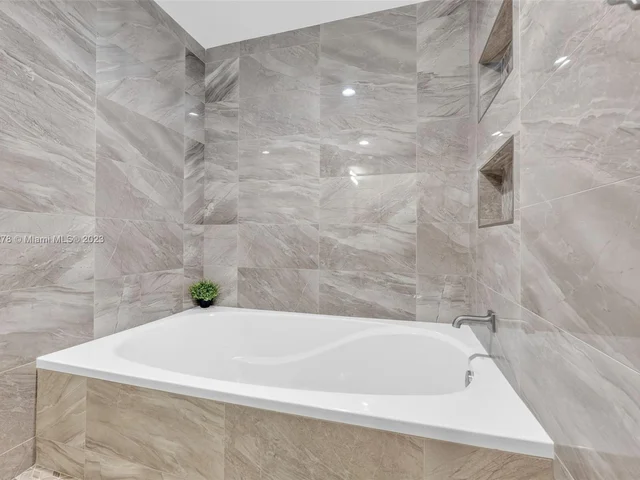 888 Biscayne Blvd # 4111, Miami FL 33132