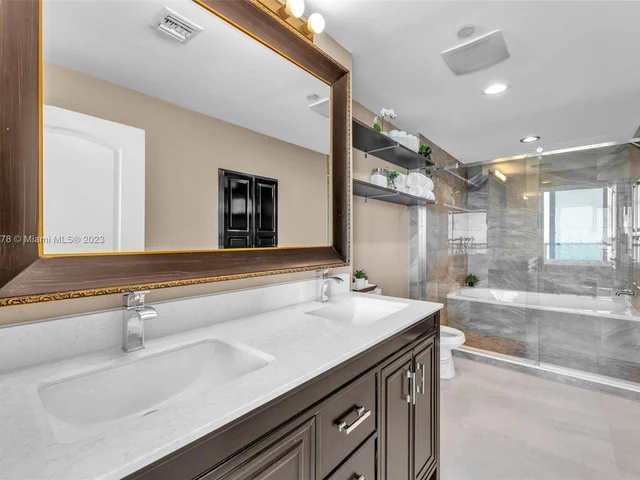 888 Biscayne Blvd # 4111, Miami FL 33132