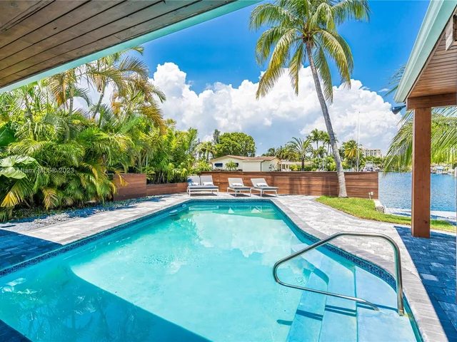 2243 Bayview Ln, North Miami FL 33181