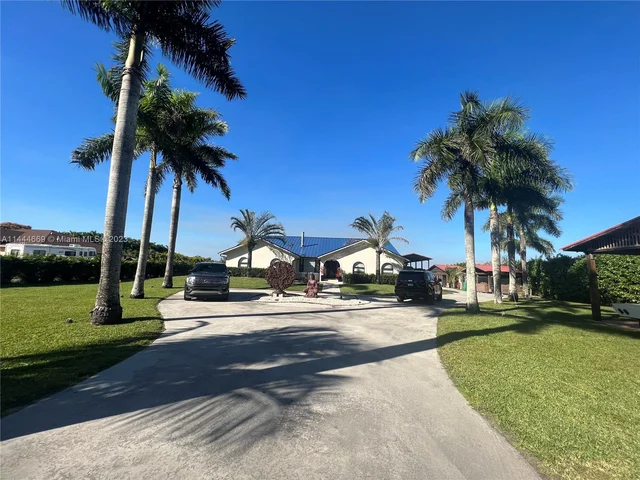 19851 SW 184th St, Miami FL 33187